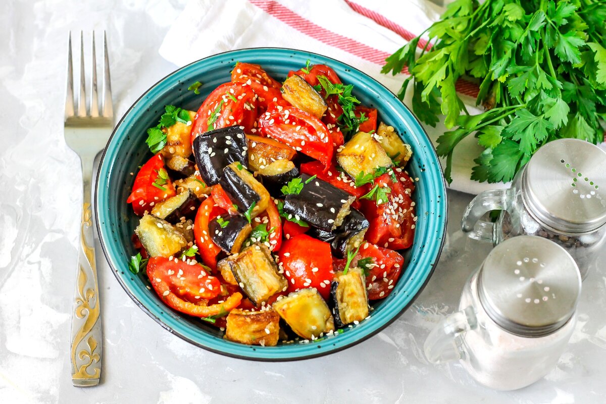 Салат «Лаззат» с баклажанами: легкий и вкусный рецепт