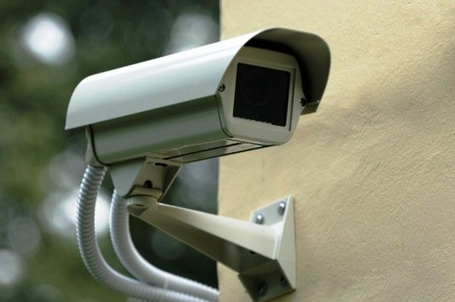 Сосед установил камеру навязчиво? Узнайте, как защитить свои права