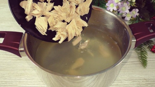 Весенний суп с крапивой и щавелем: быстро и полезно