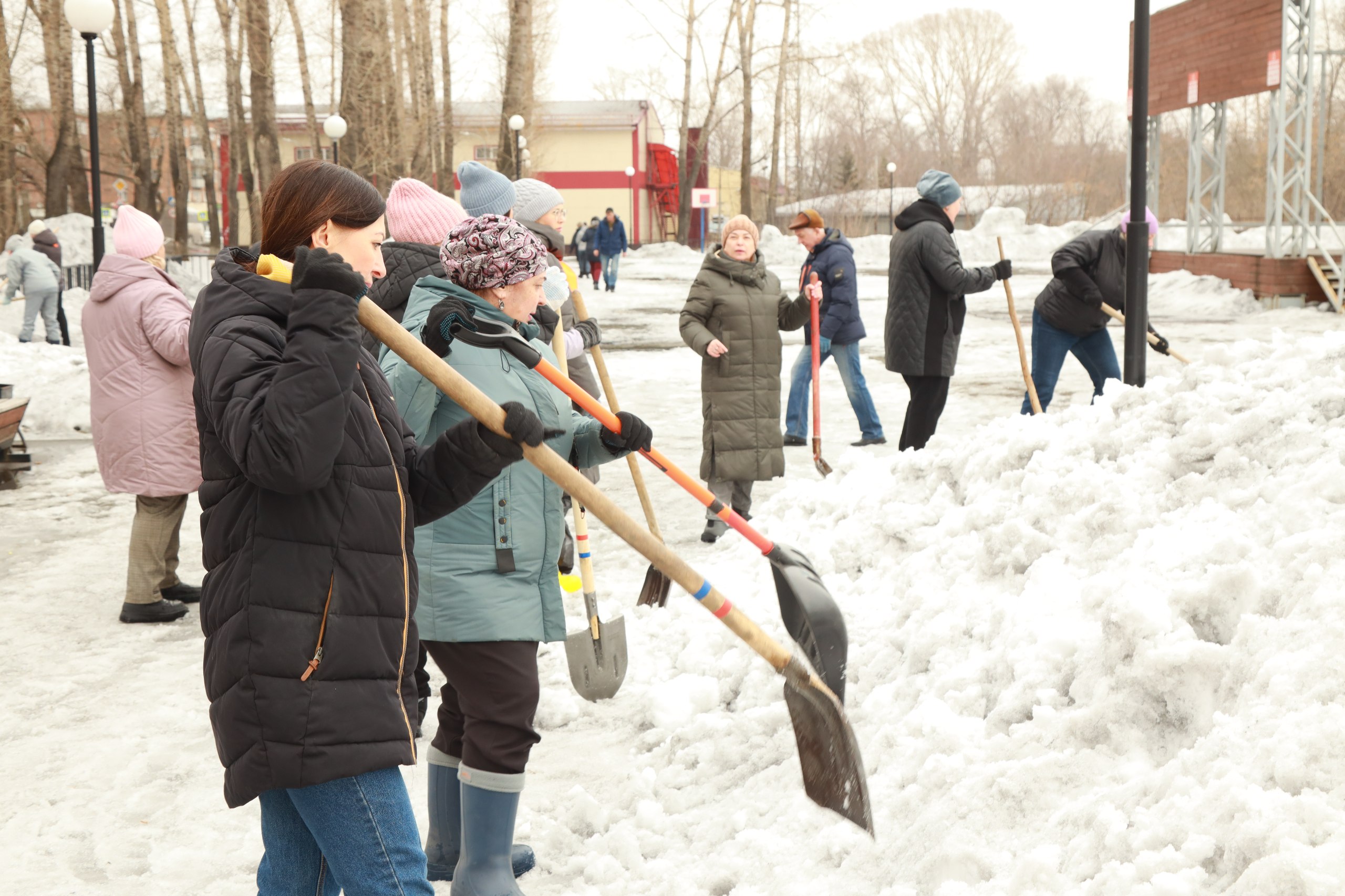 В Новокузнецке началась весенняя уборка территорий в рамках Всекузбасского субботника, объявленного Губернатором Кузбасса Ильей Середюком В Новокузнецке началась весенняя уборка территорий в рамках Всекузбасского субботника, объявленного Губернатором Кузбасса Ильей Середюком