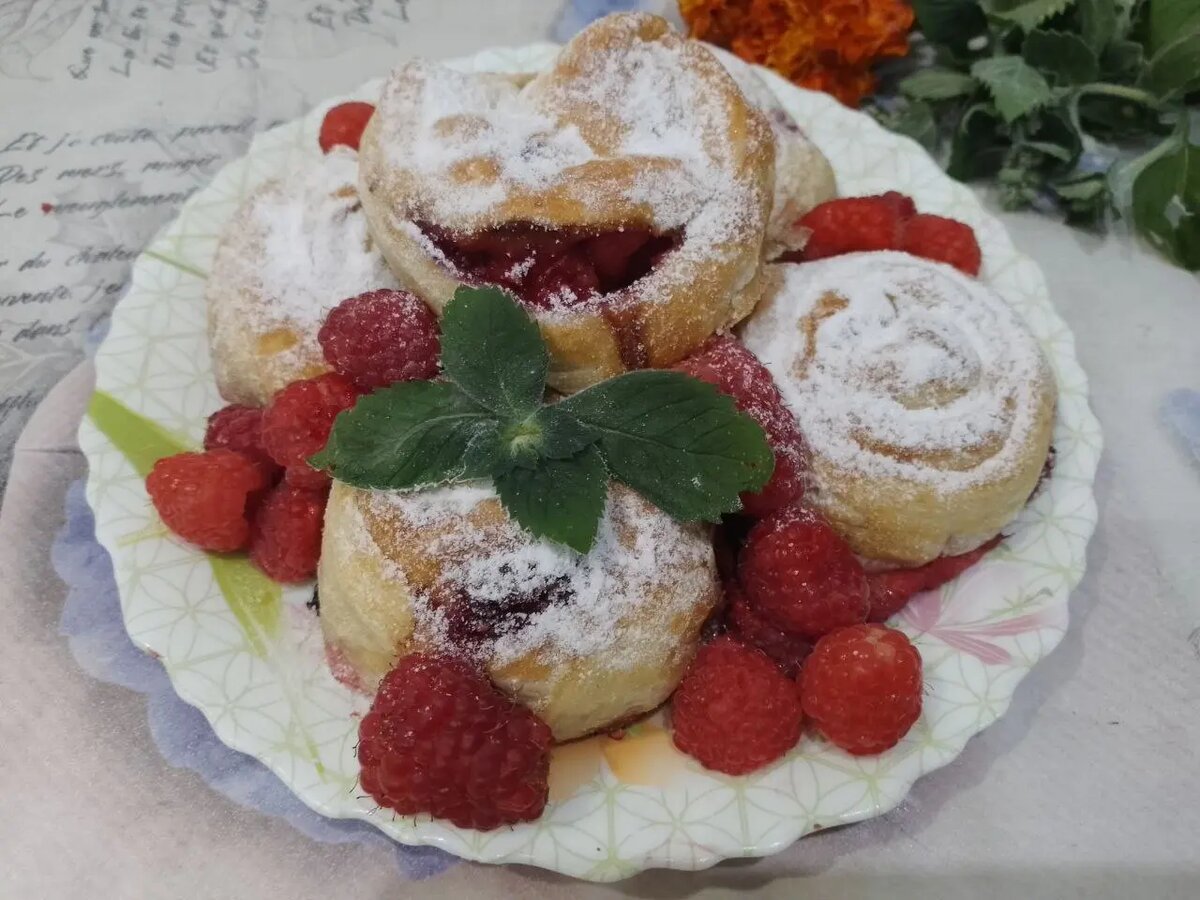 Пирожки с ягодами: доступный и ароматный десерт