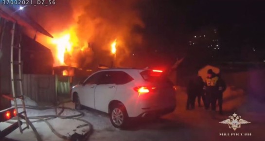 Во время пожара оказали помощь мужчине и его домашним питомцам автоинспекторы в Кемеровской области