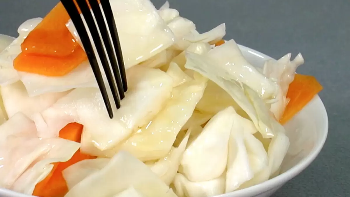 Сочная и быстрая маринованная капуста: откройте для себя новый рецепт за пару часов