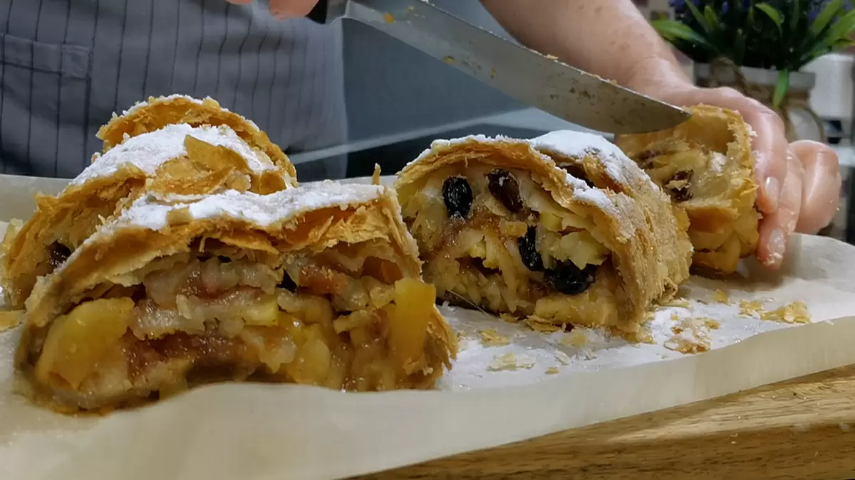 Зимой пеку яблочный штрудель по простому рецепту с хрустящей корочкой