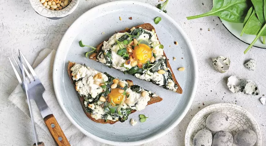 Изысканный завтрак: тосты с перепелиными яйцами и шпинатом