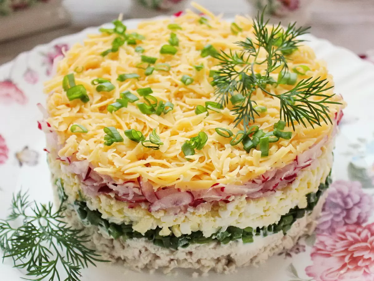 Секреты идеального весеннего салата: как уложить слои правильно?