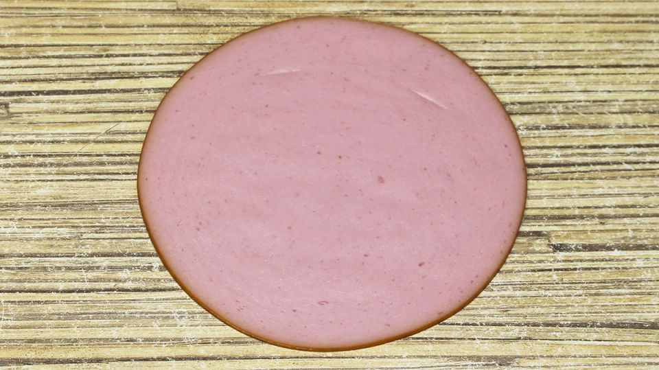 Удивительная закуска: готовим ленивые роллы из колбасы и лаваша