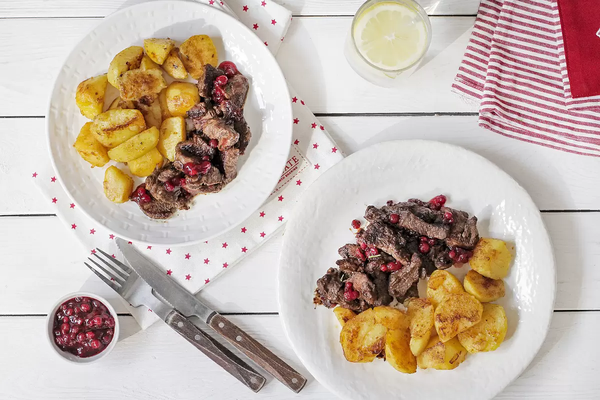Гастрономическое волшебство: говядина в брусничном соусе с картофелем Шато