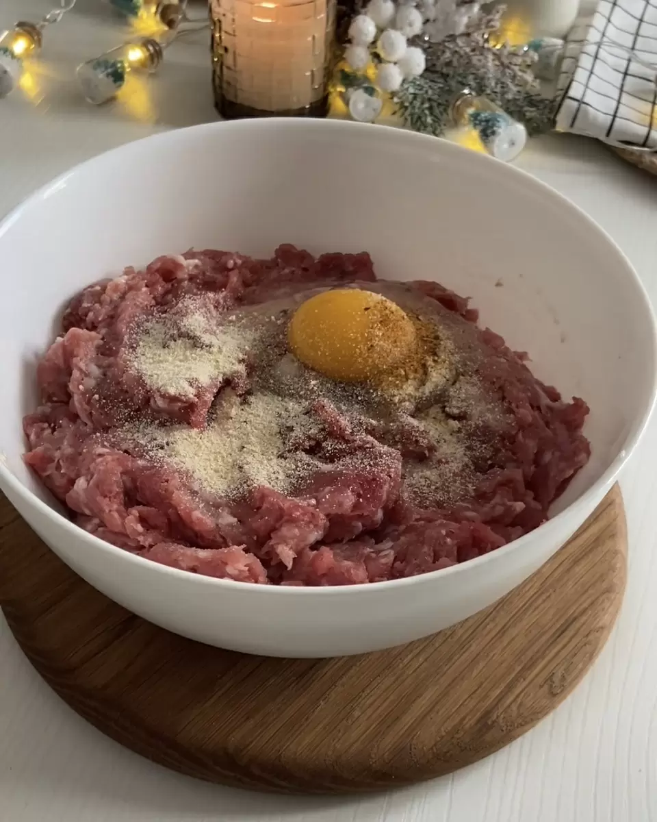 Эффектный мясной рулет с грибами и сыром: легко и вкусно для любого стола