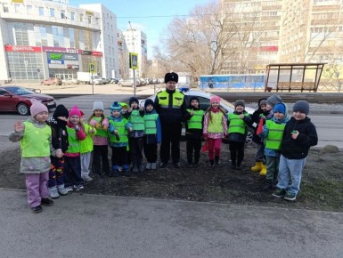 Сотрудники Госавтоинспекции Новокузнецка посетили детский сад № 91, чтобы в доступной форме закрепить с воспитанниками навыки безопасного поведения на проезжей части