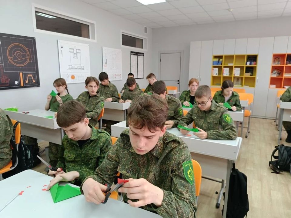 В Кузбассе сотрудники следственного управления организовали мастер-класс по изготовлению фронтовых пилоток для детей В Кузбассе сотрудники следственного управления организовали мастер-класс по изготовлению фронтовых пилоток для детей