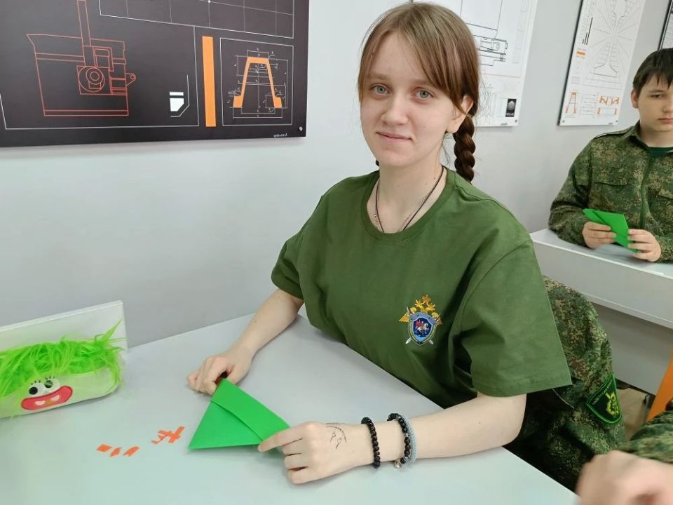 В Кузбассе сотрудники следственного управления организовали мастер-класс по изготовлению фронтовых пилоток для детей В Кузбассе сотрудники следственного управления организовали мастер-класс по изготовлению фронтовых пилоток для детей
