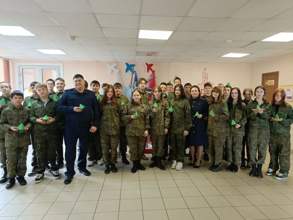 В Кузбассе сотрудники следственного управления организовали мастер-класс по изготовлению фронтовых пилоток для детей В Кузбассе сотрудники следственного управления организовали мастер-класс по изготовлению фронтовых пилоток для детей