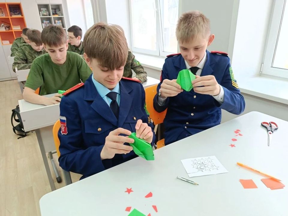 В Кузбассе сотрудники следственного управления организовали мастер-класс по изготовлению фронтовых пилоток для детей В Кузбассе сотрудники следственного управления организовали мастер-класс по изготовлению фронтовых пилоток для детей