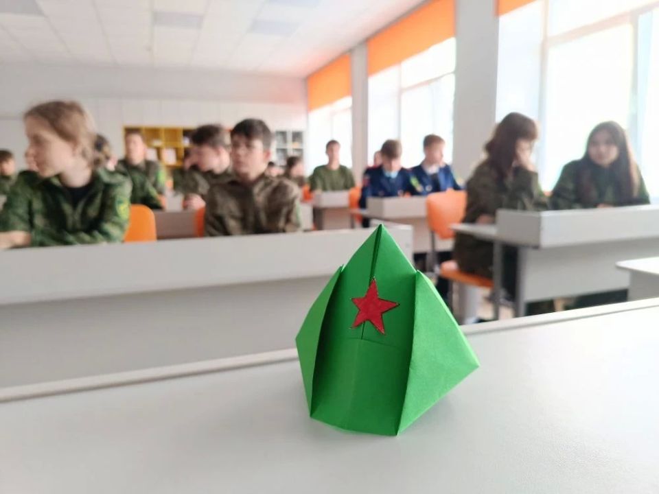 В Кузбассе сотрудники следственного управления организовали мастер-класс по изготовлению фронтовых пилоток для детей