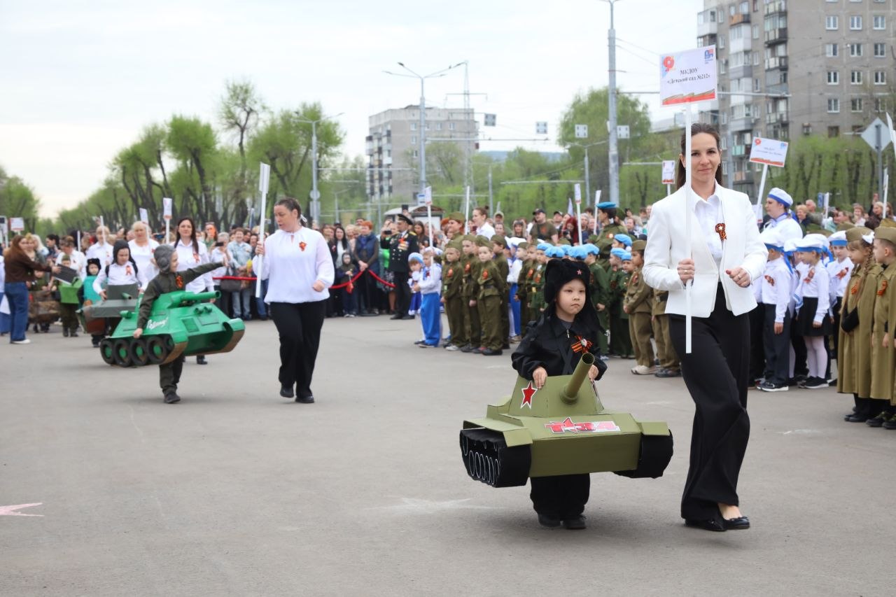 Вместе с Губернатором Кузбасса посмотрели на парад юных «Наследников Победы» Вместе с Губернатором Кузбасса посмотрели на парад юных «Наследников Победы»