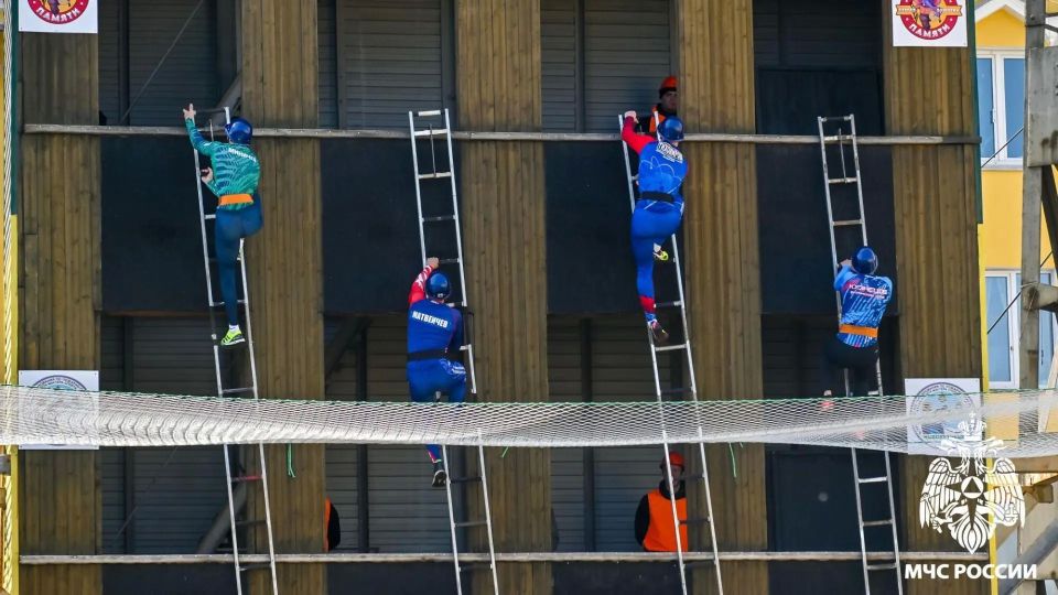 В Новокузнецке стартовали всероссийские соревнования по пожарно-спасательному спорту В Новокузнецке стартовали всероссийские соревнования по пожарно-спасательному спорту