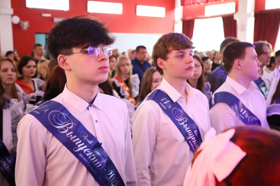 Сегодня в Кузбассе прозвенели последние звонки Сегодня в Кузбассе прозвенели последние звонки