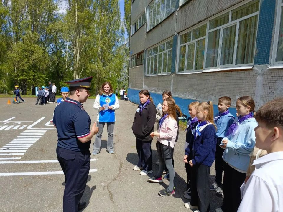Сотрудники Госавтоинспекции Новокузнецка провели профилактическое мероприятие в школе N14 Новоильинского района по отработке и закреплению навыков безопасного поведения на дорогах Сотрудники Госавтоинспекции Новокузнецка провели профилактическое мероприятие в школе N14 Новоильинского района по отработке и закреплению навыков безопасного поведения на дорогах