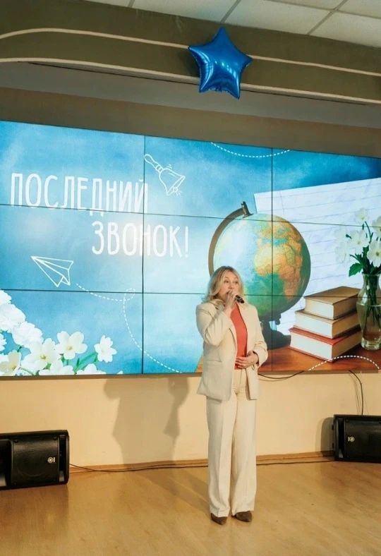 Депутаты поздравили выпускников школ с Последним звонком Депутаты поздравили выпускников школ с Последним звонком