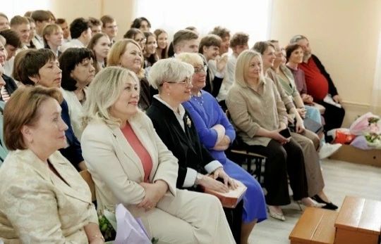 Депутаты поздравили выпускников школ с Последним звонком Депутаты поздравили выпускников школ с Последним звонком