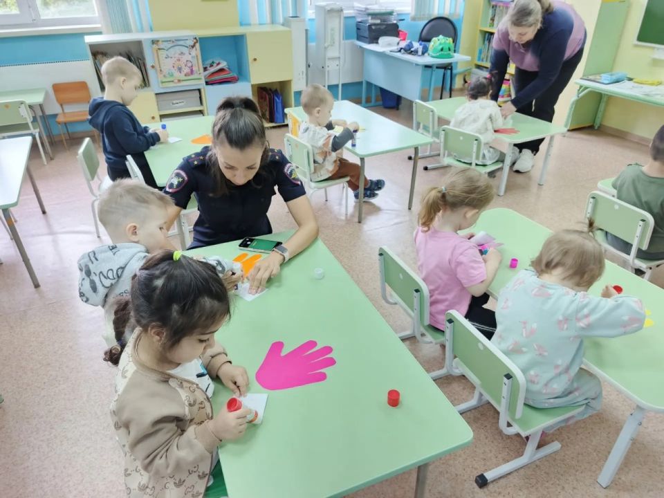Сотрудники Госавтоинспекции Новокузнецка провели интерактивное занятие по правилам дорожного движения для воспитанников детского сада №272 Сотрудники Госавтоинспекции Новокузнецка провели интерактивное занятие по правилам дорожного движения для воспитанников детского сада №272