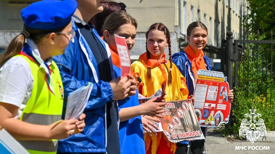 Сотрудники МЧС России обратились к водителям на улицах города Сотрудники МЧС России обратились к водителям на улицах города