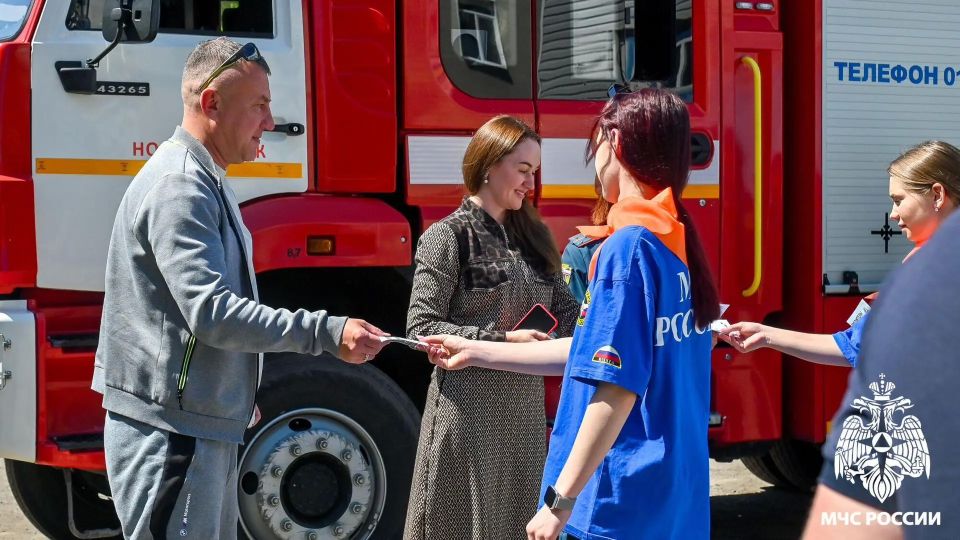 Сотрудники МЧС России обратились к водителям на улицах города Сотрудники МЧС России обратились к водителям на улицах города