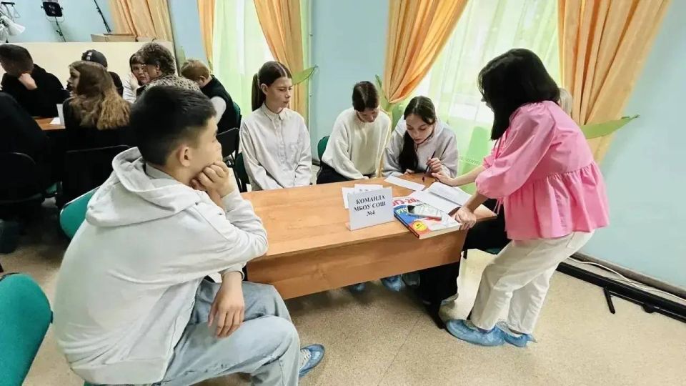 В Кемеровской области сотрудники транспортной полиции организовали правовую игру «Это должен знать каждый!» В Кемеровской области сотрудники транспортной полиции организовали правовую игру «Это должен знать каждый!»