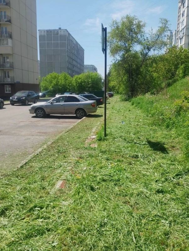В настоящее время управляющие компании города Новокузнецка продолжают выполнение работ по покосу травы на придомовых территориях многоквартирных домов во всех районах города В настоящее время управляющие компании города Новокузнецка продолжают выполнение работ по покосу травы на придомовых территориях многоквартирных домов во всех районах города