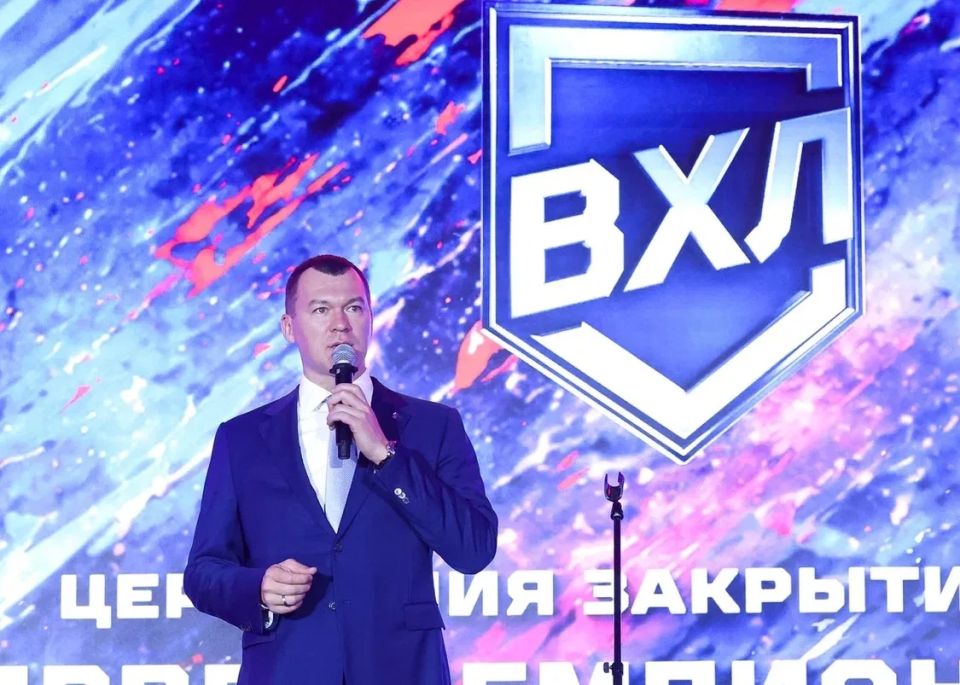 Михаил Дегтярёв: Сегодня на церемонии закрытия сезона Всероссийской хоккейной лиги поблагодарил хоккеистов и тренерские штабы за то, что своей игрой они делают хоккей более популярным: ведь на наших «звезд» равняется молодежь Михаил Дегтярёв: Сегодня на церемонии закрытия сезона Всероссийской хоккейной лиги поблагодарил хоккеистов и тренерские штабы за то, что своей игрой они делают хоккей более популярным: ведь на наших «звезд» равняется молодежь