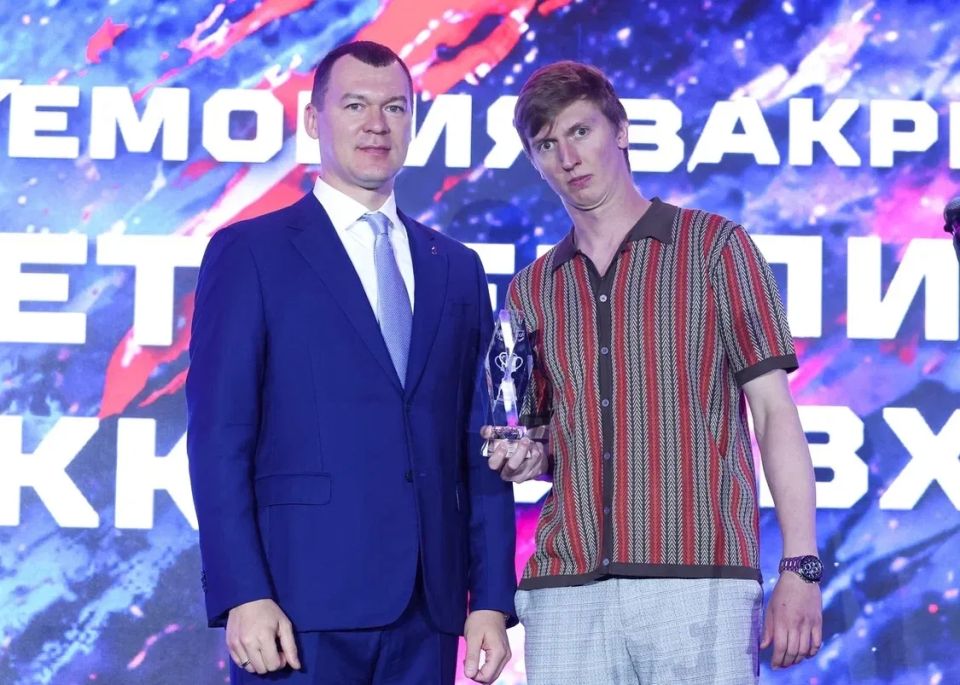 Михаил Дегтярёв: Сегодня на церемонии закрытия сезона Всероссийской хоккейной лиги поблагодарил хоккеистов и тренерские штабы за то, что своей игрой они делают хоккей более популярным: ведь на наших «звезд» равняется молодежь Михаил Дегтярёв: Сегодня на церемонии закрытия сезона Всероссийской хоккейной лиги поблагодарил хоккеистов и тренерские штабы за то, что своей игрой они делают хоккей более популярным: ведь на наших «звезд» равняется молодежь