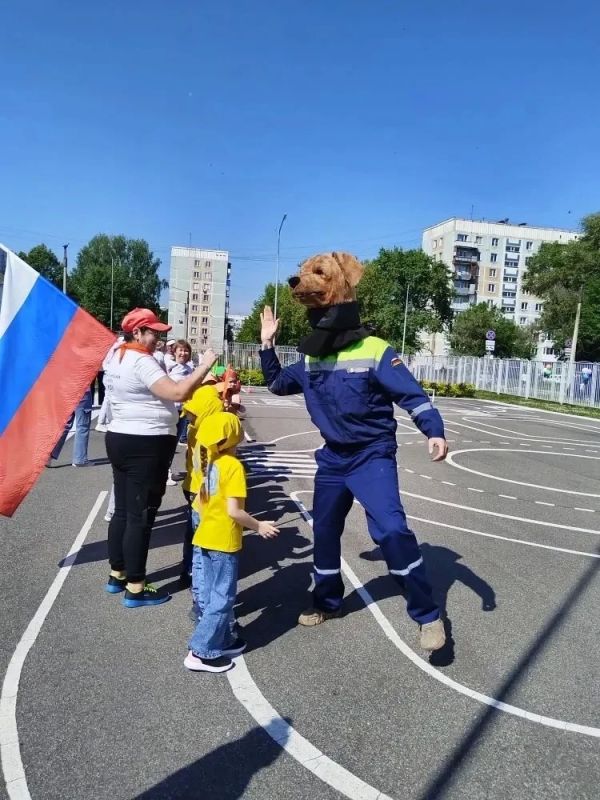 Юные герои Новоильинского района: дошколята стали «Маленькими спасателями» Юные герои Новоильинского района: дошколята стали «Маленькими спасателями»