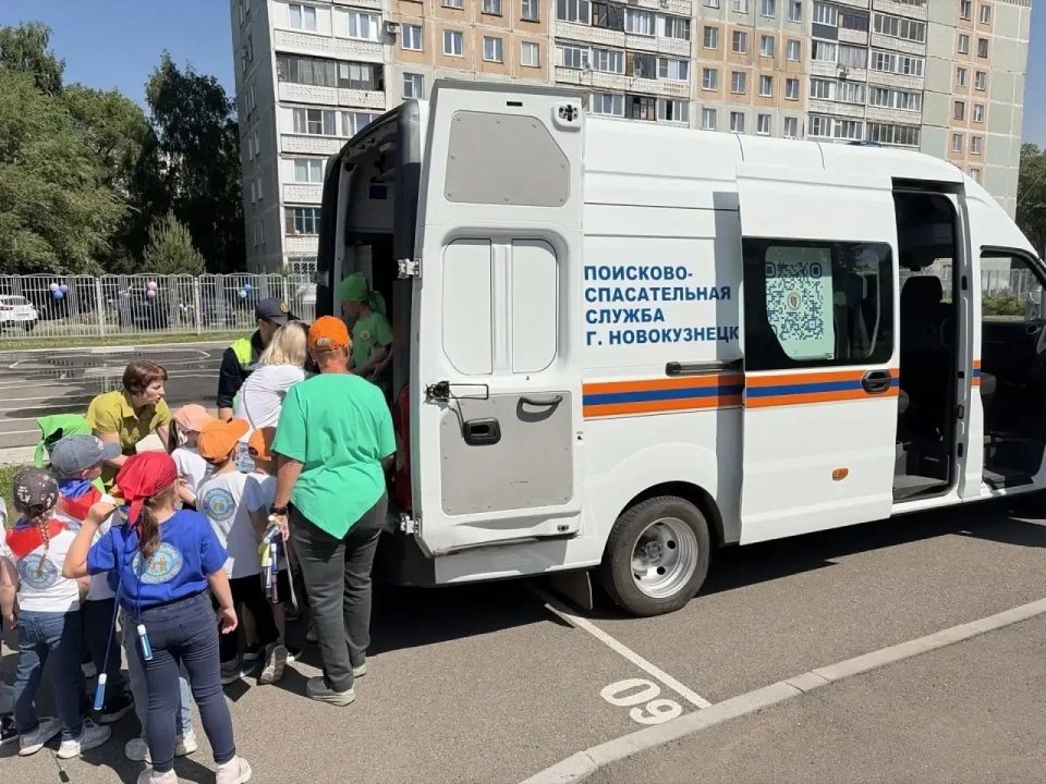 Юные герои Новоильинского района: дошколята стали «Маленькими спасателями» Юные герои Новоильинского района: дошколята стали «Маленькими спасателями»