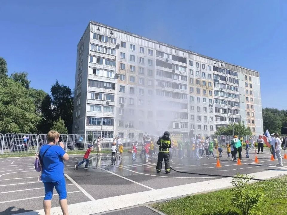 Юные герои Новоильинского района: дошколята стали «Маленькими спасателями» Юные герои Новоильинского района: дошколята стали «Маленькими спасателями»