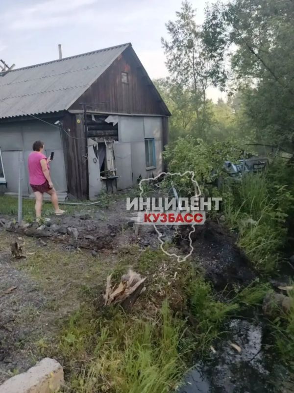 В Новокузнецке подростки 14 и 13 лет врезались на машине в жилой дом В Новокузнецке подростки 14 и 13 лет врезались на машине в жилой дом
