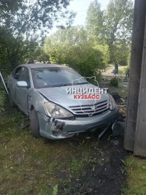 В Новокузнецке подростки 14 и 13 лет врезались на машине в жилой дом В Новокузнецке подростки 14 и 13 лет врезались на машине в жилой дом