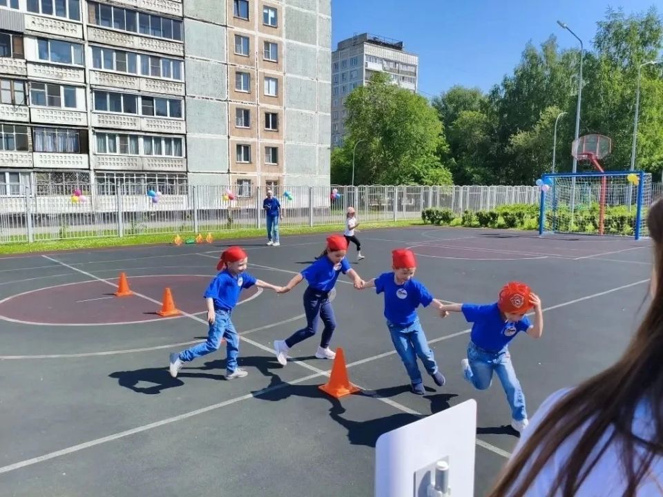 Юные герои Новоильинского района: дошколята стали «Маленькими спасателями» Юные герои Новоильинского района: дошколята стали «Маленькими спасателями»