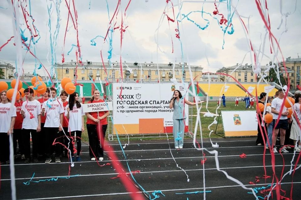 12 июня 2026 года на стадионе «Металлург» состоялась торжественная церемония открытия XXXIX городской спартакиады работников организаций, учреждений и предприятий Новокузнецка на призы компании ЕВРАЗ 12 июня 2026 года на стадионе «Металлург» состоялась торжественная церемония открытия XXXIX городской спартакиады работников организаций, учреждений и предприятий Новокузнецка на призы компании ЕВРАЗ