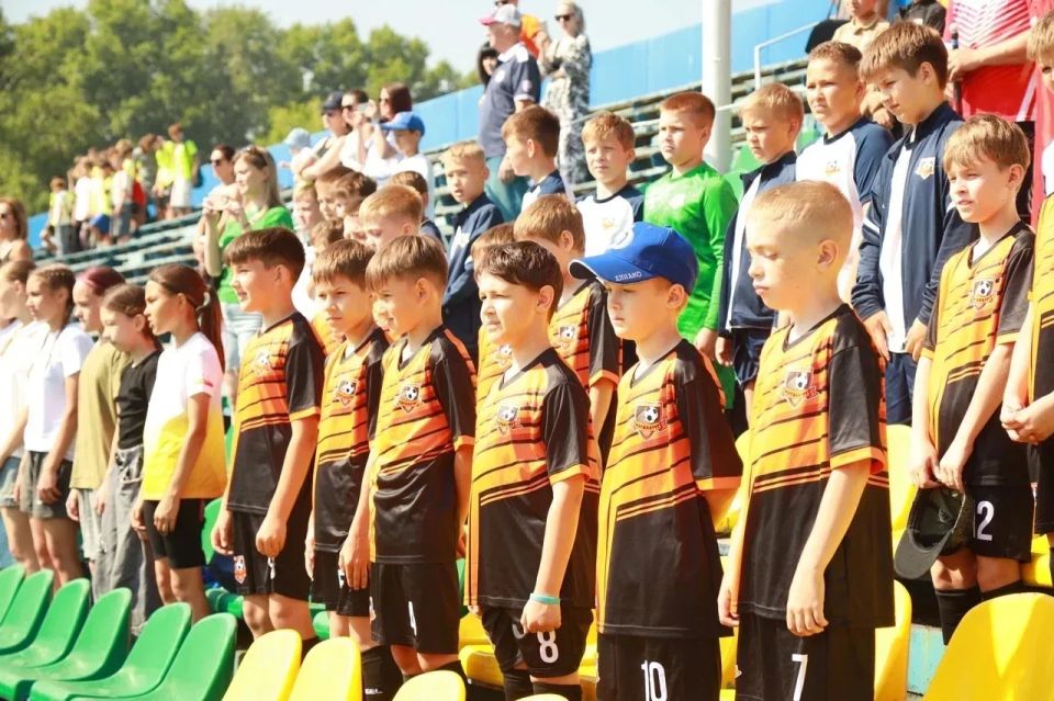 На стадионе «Запсибовец» открыто новое футбольное поле На стадионе «Запсибовец» открыто новое футбольное поле