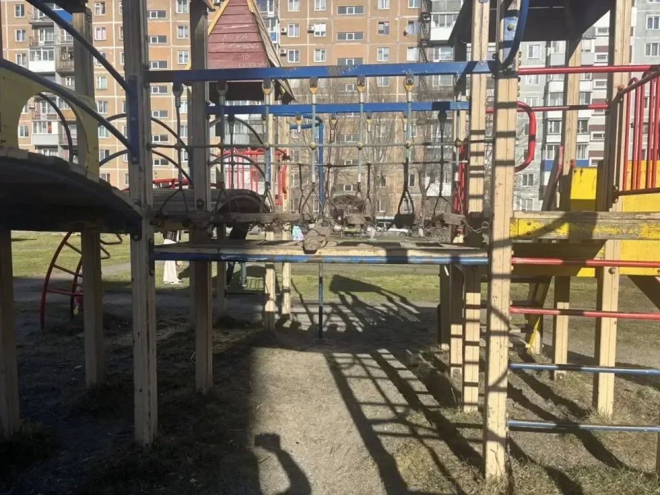 В Новокузнецке после вмешательства прокуратуры отремонтировали сломанный городок на детской игровой площадке В Новокузнецке после вмешательства прокуратуры отремонтировали сломанный городок на детской игровой площадке