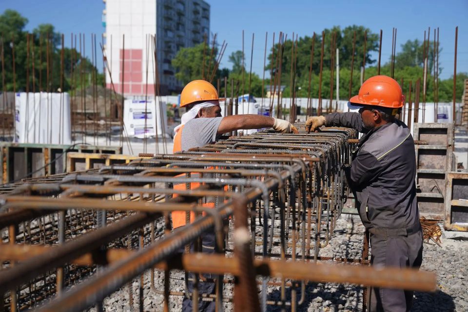 В ходе рабочего визита в Новокузнецк губернатор Кузбасса Илья Середюк проверил ход строительства ключевых социальных объектов — общеобразовательной школы и двух многоквартирных жилых комплексов В ходе рабочего визита в Новокузнецк губернатор Кузбасса Илья Середюк проверил ход строительства ключевых социальных объектов — общеобразовательной школы и двух многоквартирных жилых комплексов