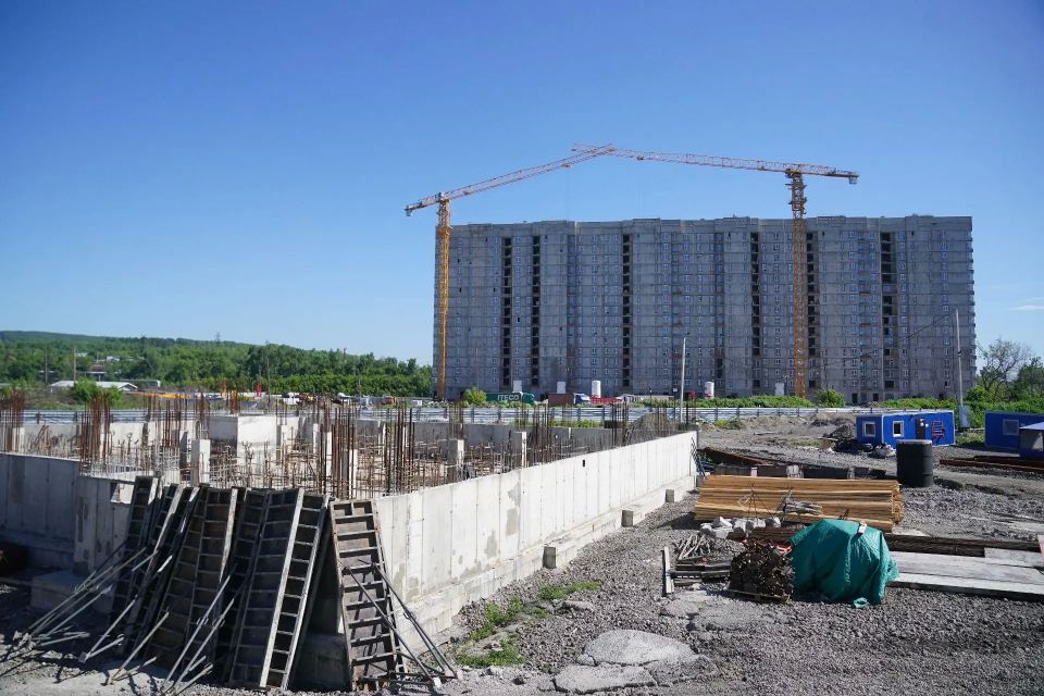 В ходе рабочего визита в Новокузнецк губернатор Кузбасса Илья Середюк проверил ход строительства ключевых социальных объектов — общеобразовательной школы и двух многоквартирных жилых комплексов В ходе рабочего визита в Новокузнецк губернатор Кузбасса Илья Середюк проверил ход строительства ключевых социальных объектов — общеобразовательной школы и двух многоквартирных жилых комплексов