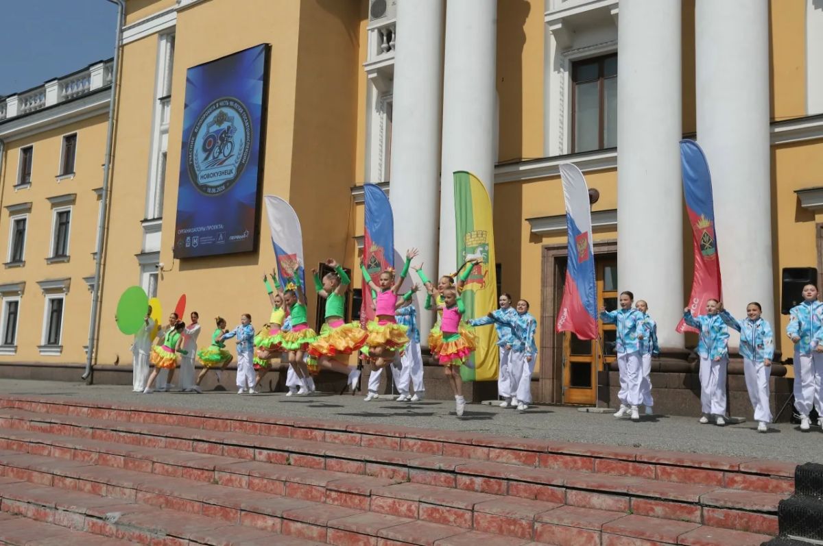 Детский велопробег на площадке у Дворца культуры «Алюминщик» Детский велопробег на площадке у Дворца культуры «Алюминщик»