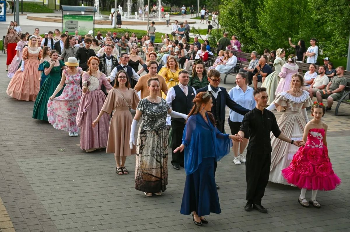 Ночной бал в Барнауле. 20–21 июня в Центральном парке Барнаула состоялся Ночной бал 2026, организованный студией исторического танца «Северная сторона» Ночной бал в Барнауле. 20–21 июня в Центральном парке Барнаула состоялся Ночной бал 2026, организованный студией исторического танца «Северная сторона»