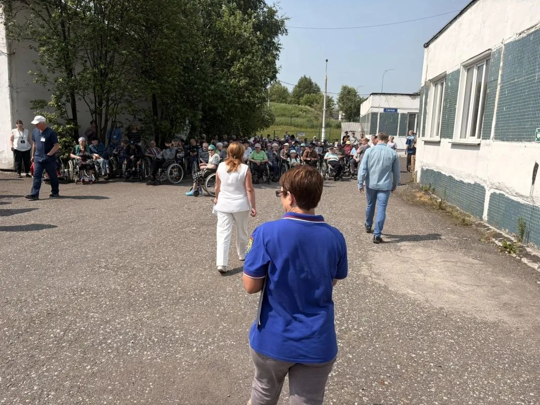 В Новокузнецке отработали алгоритмы безопасности: от поликлиники до театра В Новокузнецке отработали алгоритмы безопасности: от поликлиники до театра