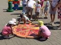 Лето начинается с игр! . Сегодня в сквере им. Николая Ермакова волонтёры Добро.Центра провели яркие дворовые игры «Дети - детям»