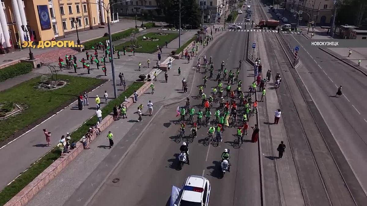 90 юных новокузнечан на велосипедах и самокатах, и 90 воздушных шаров: в Новокузнецке прошел велопробег, посвященный безопасности детей на дорогах и приуроченный к 90-летию Госавтоинспекции