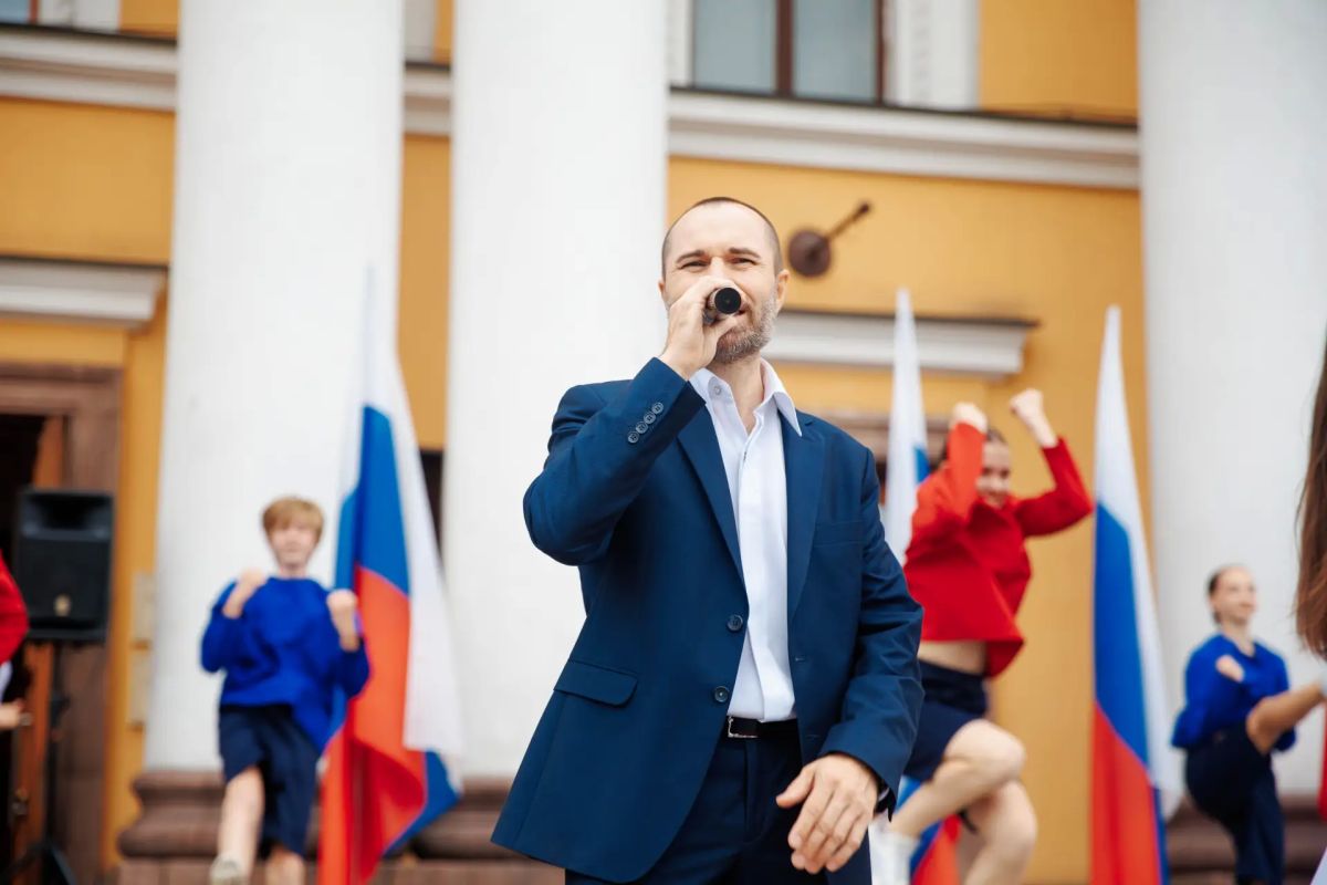 В преддверии Дня металлурга перед Дворцом культуры «Алюминщик» открылась фотовыставка «Алюминий вокруг нас» В преддверии Дня металлурга перед Дворцом культуры «Алюминщик» открылась фотовыставка «Алюминий вокруг нас»