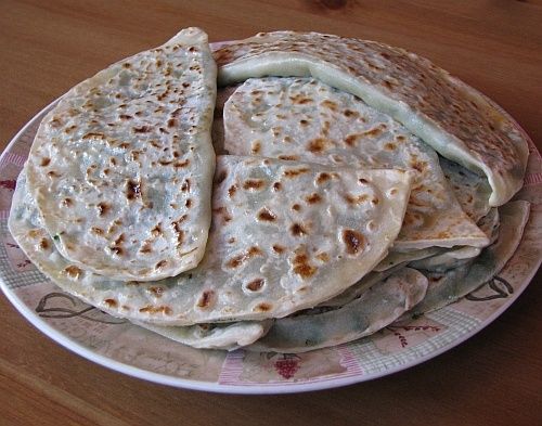 Кутабы с зеленью: летнее лакомство с яркими вкусами